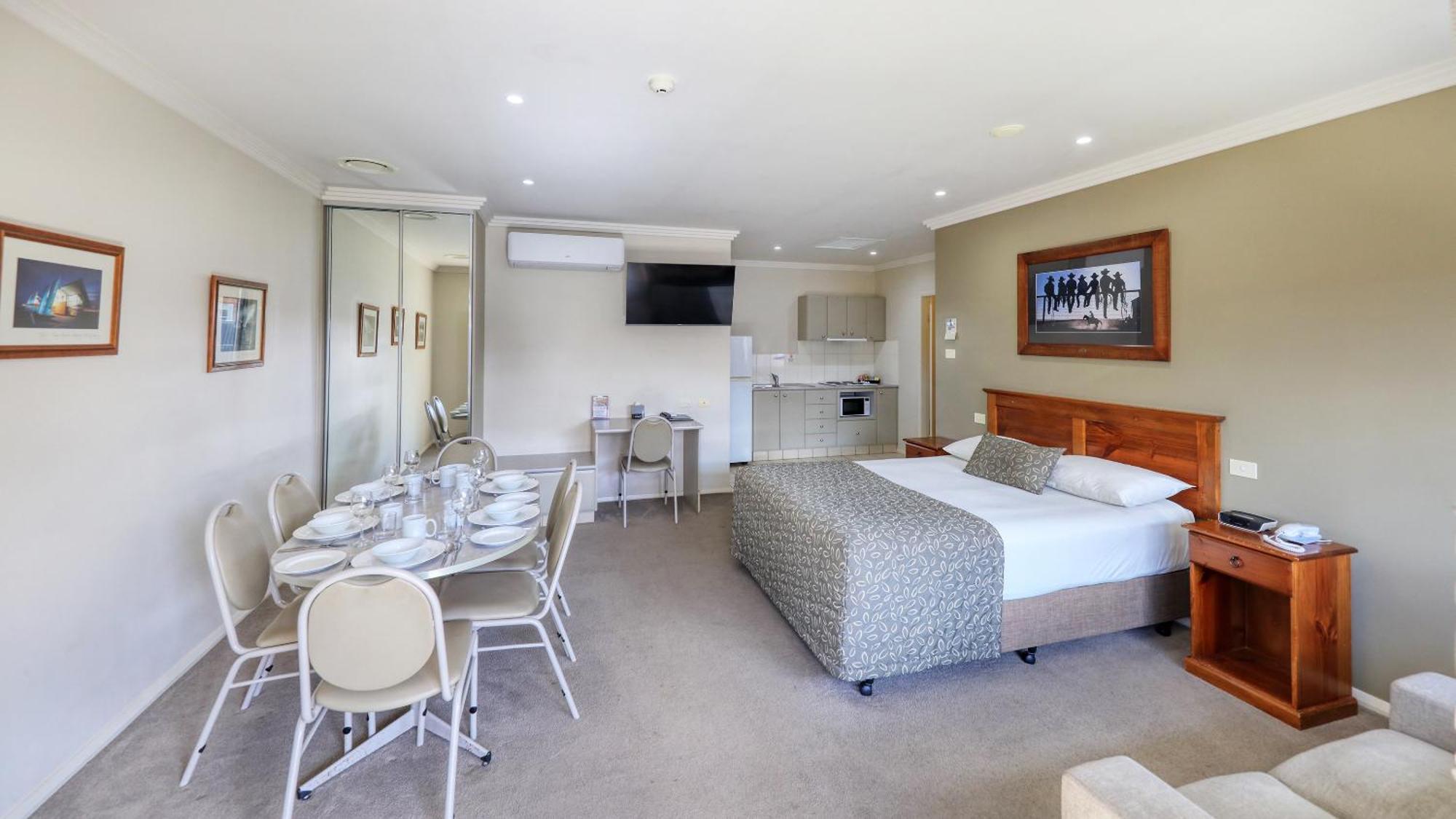 The Saltbush Motor Inn Hay Exterior foto