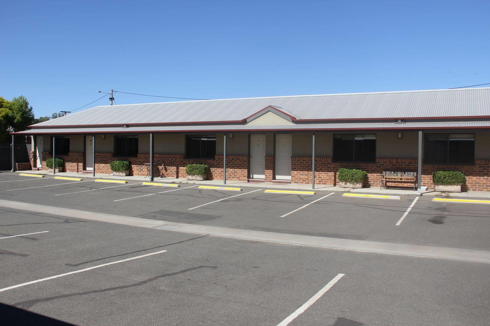 The Saltbush Motor Inn Hay Exterior foto